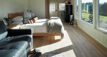 Casita: Near Wineries & Keuka Lake: 100"Projector