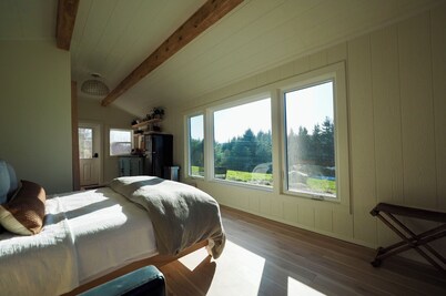 Casita: Near Wineries & Keuka Lake: 100"Projector