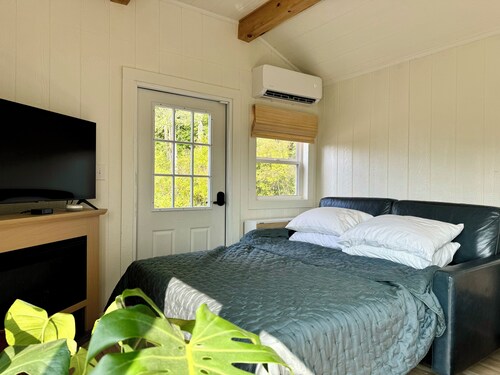 Casita: Near Wineries & Keuka Lake: 100"Projector