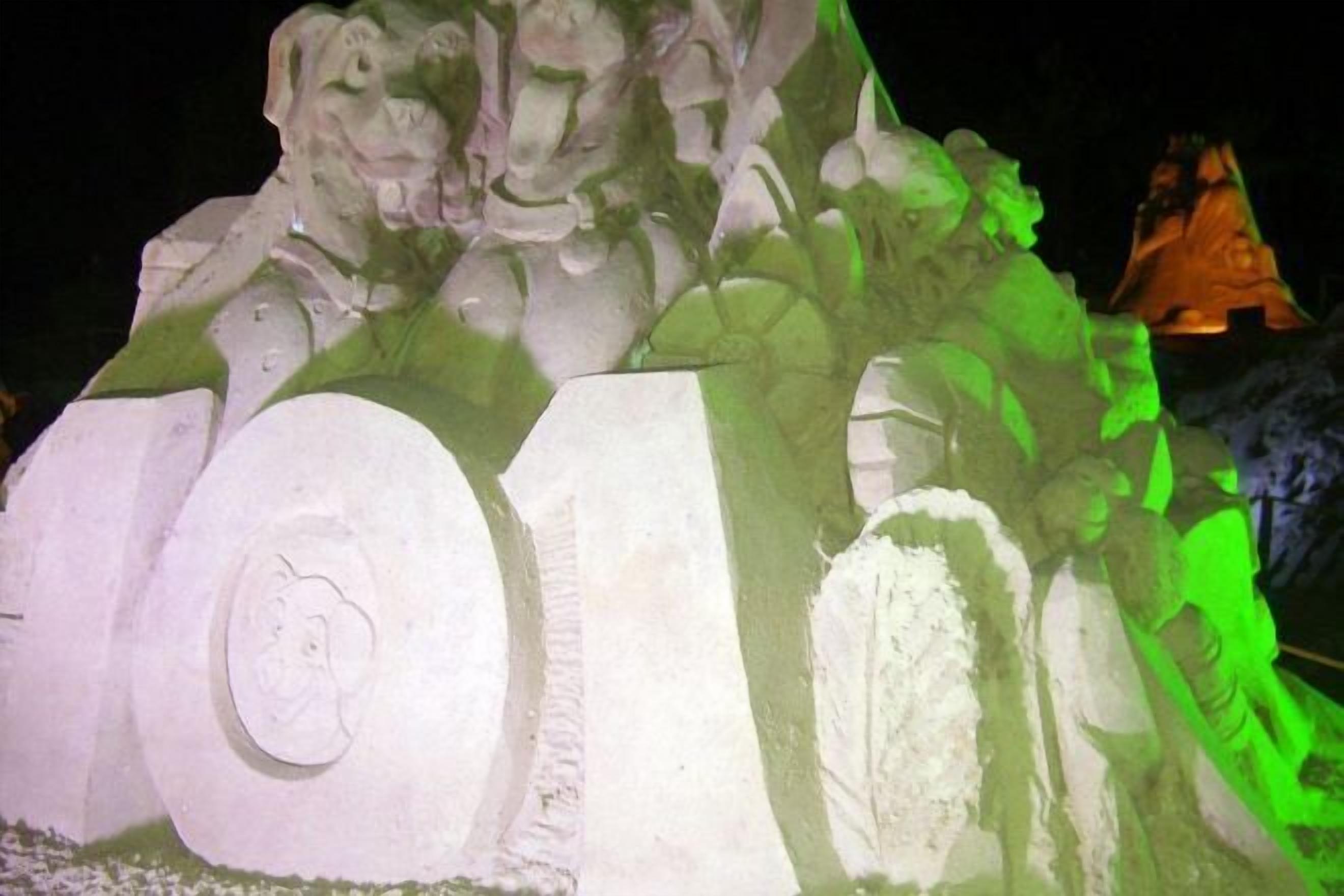 Eine große, detaillierte Skulptur mit einem auffälligen, kreisförmigen Design und dem Kopf eines Löwen obenauf.