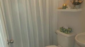 تجهيزات دش، مجففات شعر، مناشف، صابون