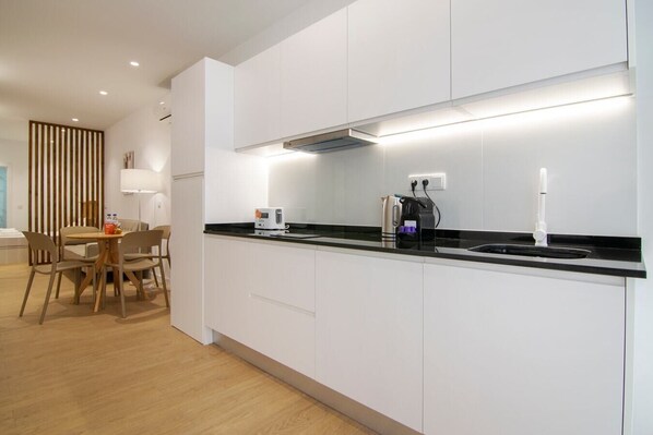 Kjøleskap, mikrobølgeovn, kokeplater og kaffetrakter/tekoker