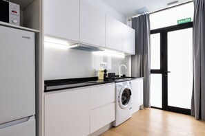 Kjøleskap, mikrobølgeovn, kokeplater og kaffetrakter/tekoker