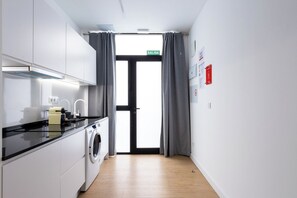 Kjøleskap, mikrobølgeovn, kokeplater og kaffetrakter/tekoker