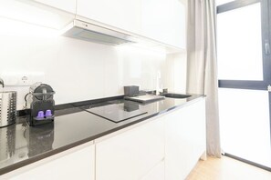 Réfrigérateur, micro-ondes, plaque de cuisson, cafetière/bouilloire