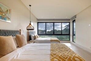 6 Schlafzimmer, Zimmersafe, Schreibtisch, Bügeleisen/Bügelbrett