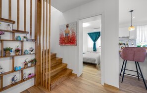 4 عدّة غرف نوم وخزنة داخل الغرفة وسرير سفر وواي فاي مجانًا