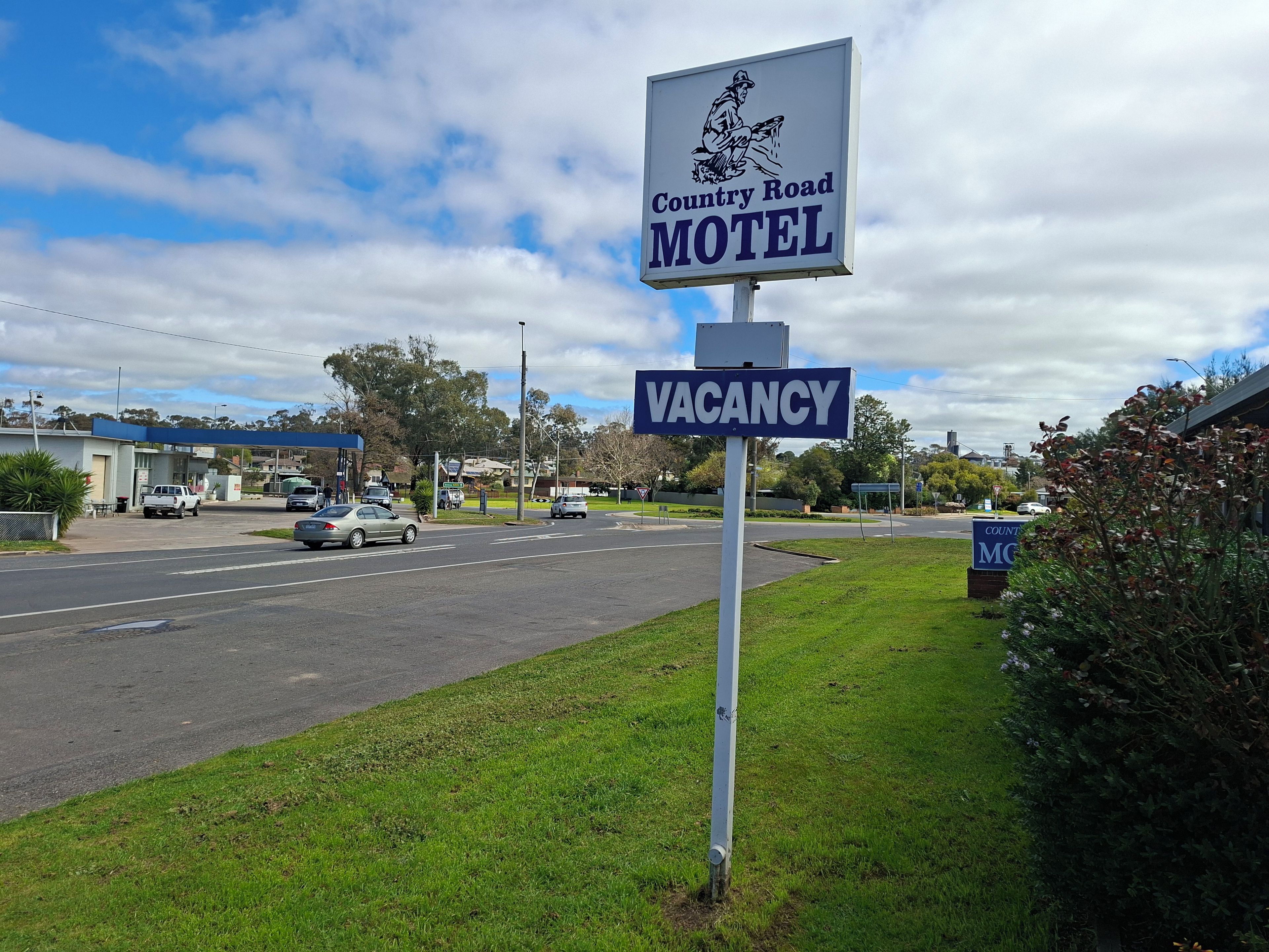 A motel sign with a vacancy notice.