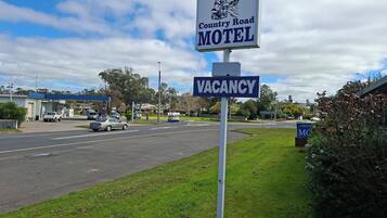 A motel sign with a vacancy notice.