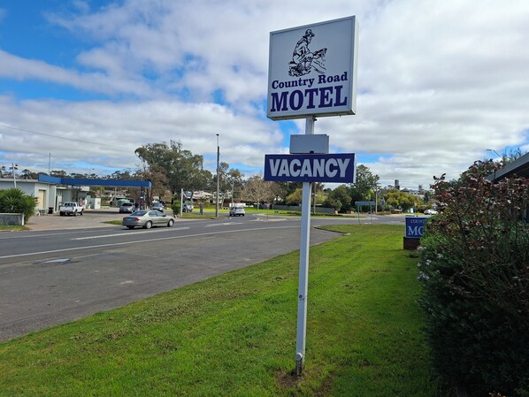 A motel sign with a vacancy notice. - Country Road Motel (St. Arnaud)