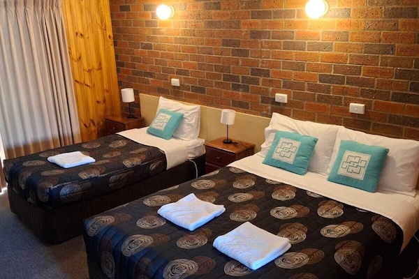 Twin Room, Garden View | Bathroom