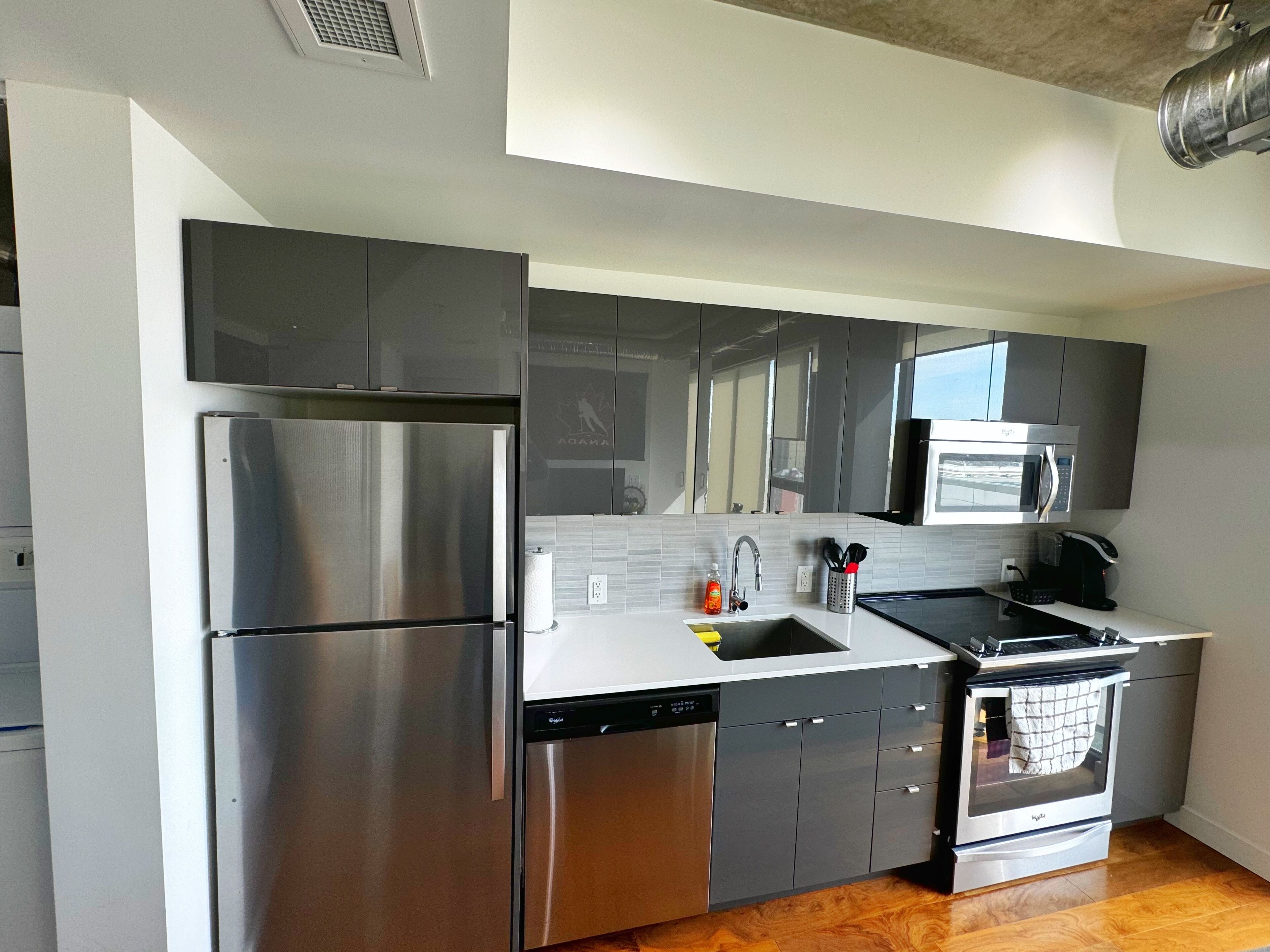 Microondas, horno, parrilla de estufa y lavavajillas 