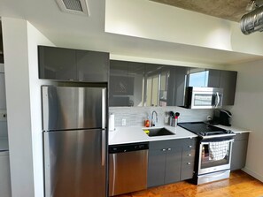 Microondas, horno, placa de cocina y lavavajillas