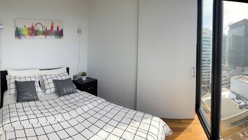 1 dormitorio, tabla de planchar con plancha, wifi y ropa de cama