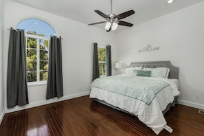 3 habitaciones, tabla de planchar con plancha, internet y ropa de cama