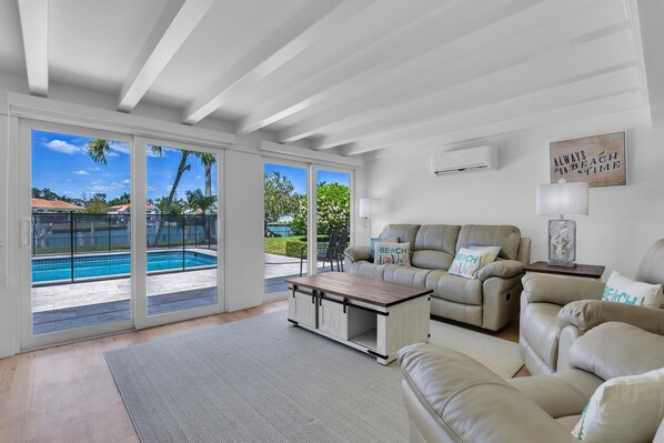 Smart-TV, Bücher, Arbeitsbereiche, Drucker