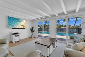 Smart TV, books, offices, printers - Experience the true waterfront Florida lifestyle at Rivera Retreat! (Naples)