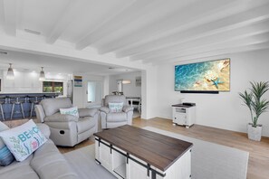 Téléviseur connecté, livres, bureau, imprimante