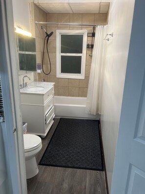 تجهيزات دش، مجففات شعر، مناشف، صابون