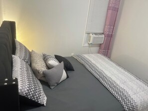 3 عدّة غرف نوم وخزنة داخل الغرفة وواي فاي مجانًا وملاءات أسرّة