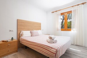 4 bedrooms, iron/ironing board, free WiFi, bed sheets