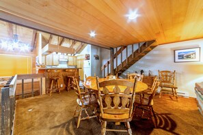 Dining - Snowcreek 2+Loft Cabinesque Home; Jacuzzi, Parking & Wi-Fi (Mammoth Lakes)