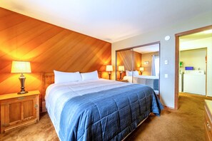 3 slaapkamers, een strijkplank/strijkijzer, gratis wifi, beddengoed