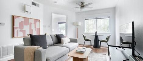 Una televisión, un reproductor estéreo