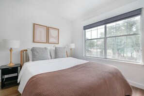 1 slaapkamer, een strijkplank/strijkijzer, wifi, beddengoed