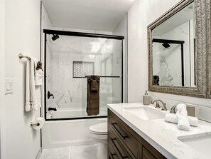 Douche, séchoir à cheveux, serviettes fournies, savon