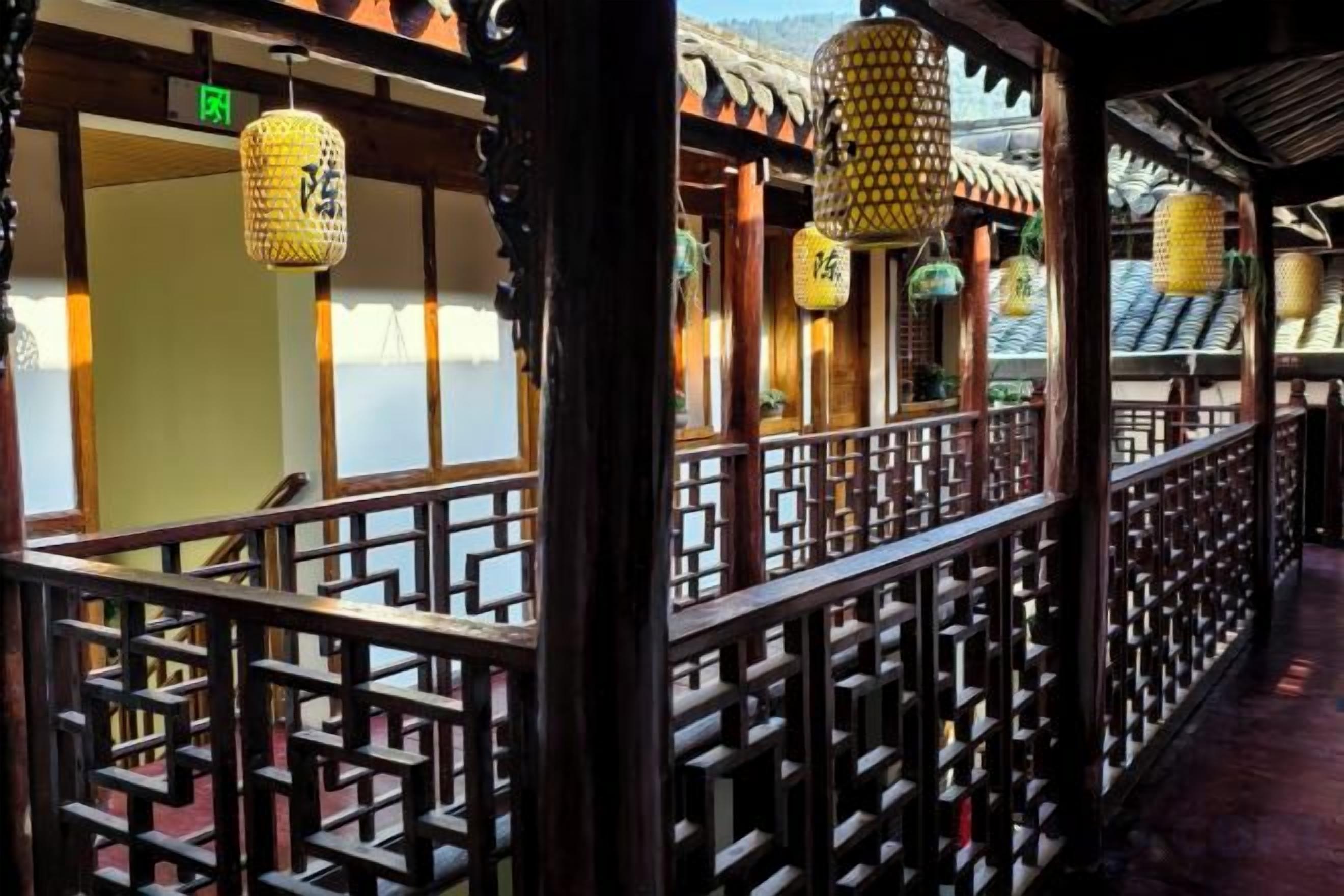 Een traditioneel Japans gebouw met houten spijlen en hangende lantaarns.
