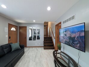 Smart TV - Tranquil KC Retreat - great location - spacious & modern (Overland Park)