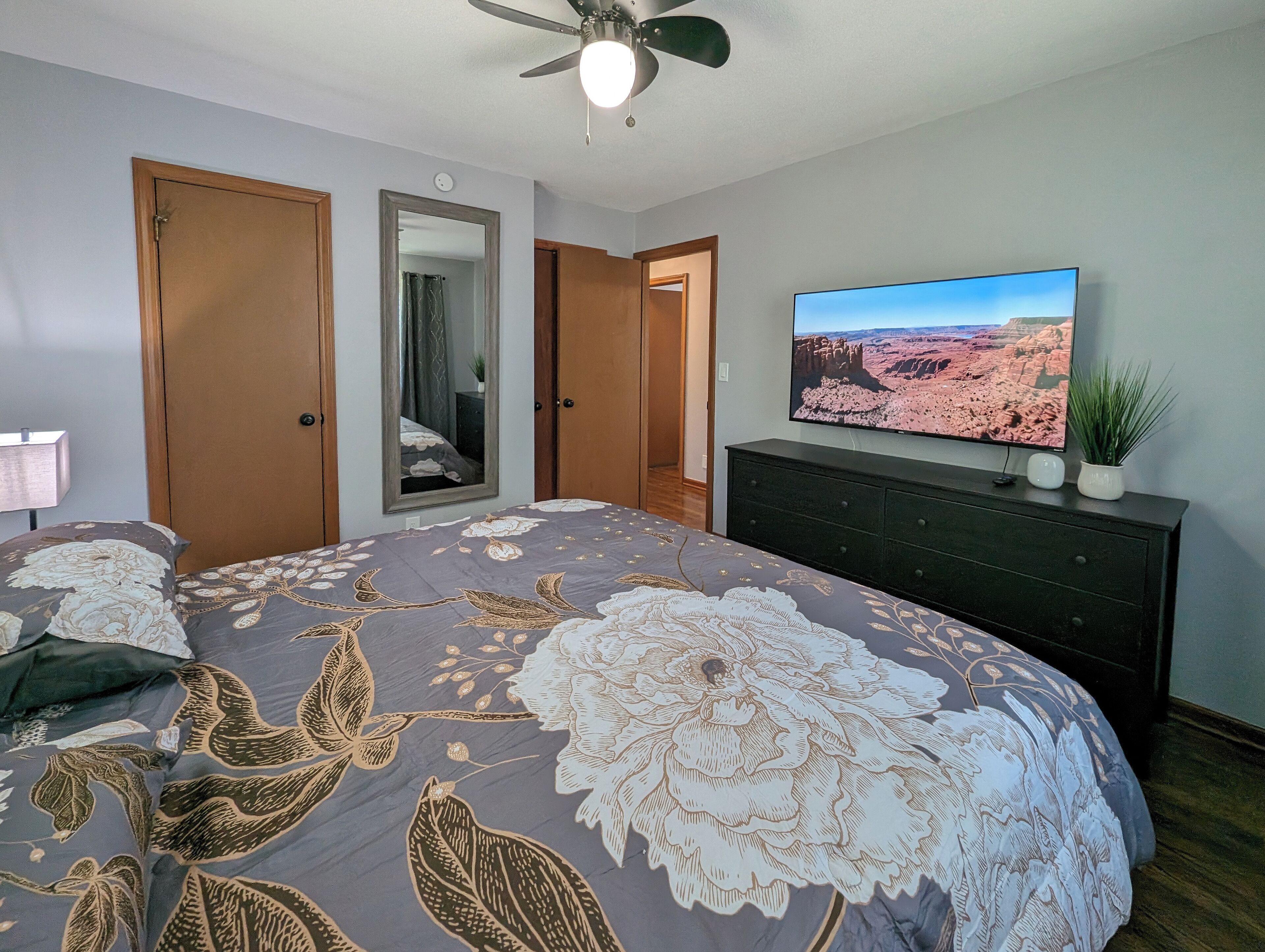 3 slaapkamers, een bureau, een strijkplank/strijkijzer, wifi