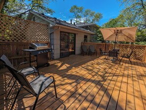 Outdoor dining - Tranquil KC Retreat - great location - spacious & modern (Overland Park)