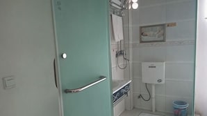 Une salle de bain équipée de toilettes, d’un bidet et d’une douche.