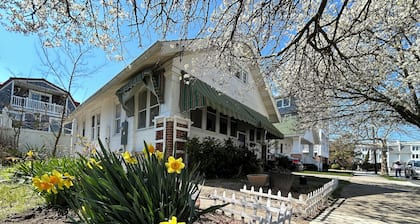 Cottage near beach and boards!
