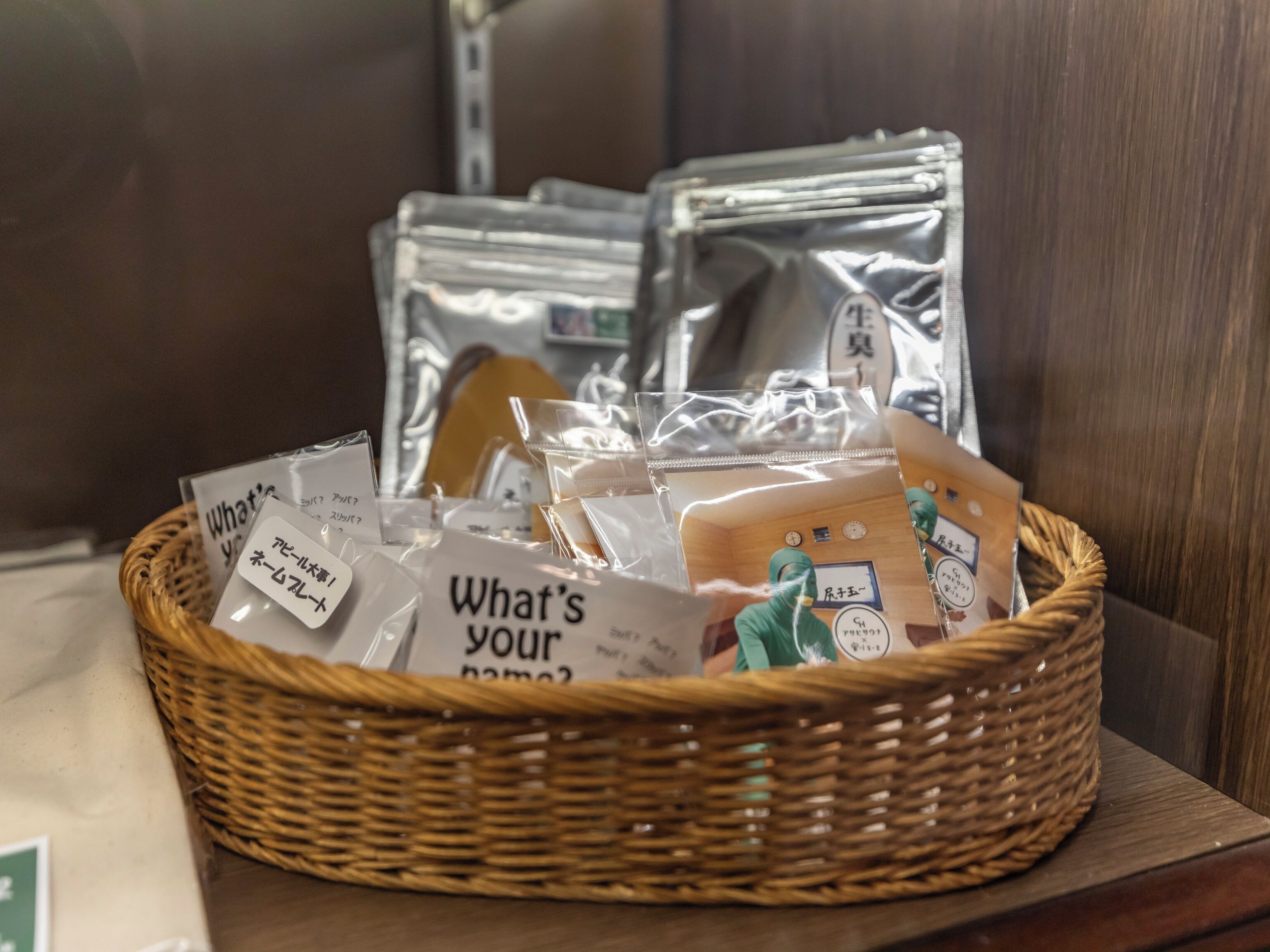 Uma cesta de vime cheia de diversos produtos embalados sobre uma superfície de madeira.