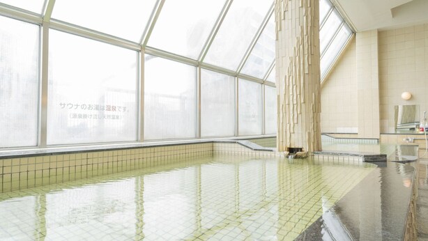 A large indoor swimming pool with clear glass walls, tiled floor, and a modern design. - Asahi Sauna Capsule Inn Hirosaki (Hirosaki)