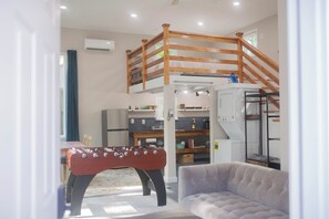 Living area - Sparkling Clean Walkable King Bed Couples Retreat! (Atlanta)