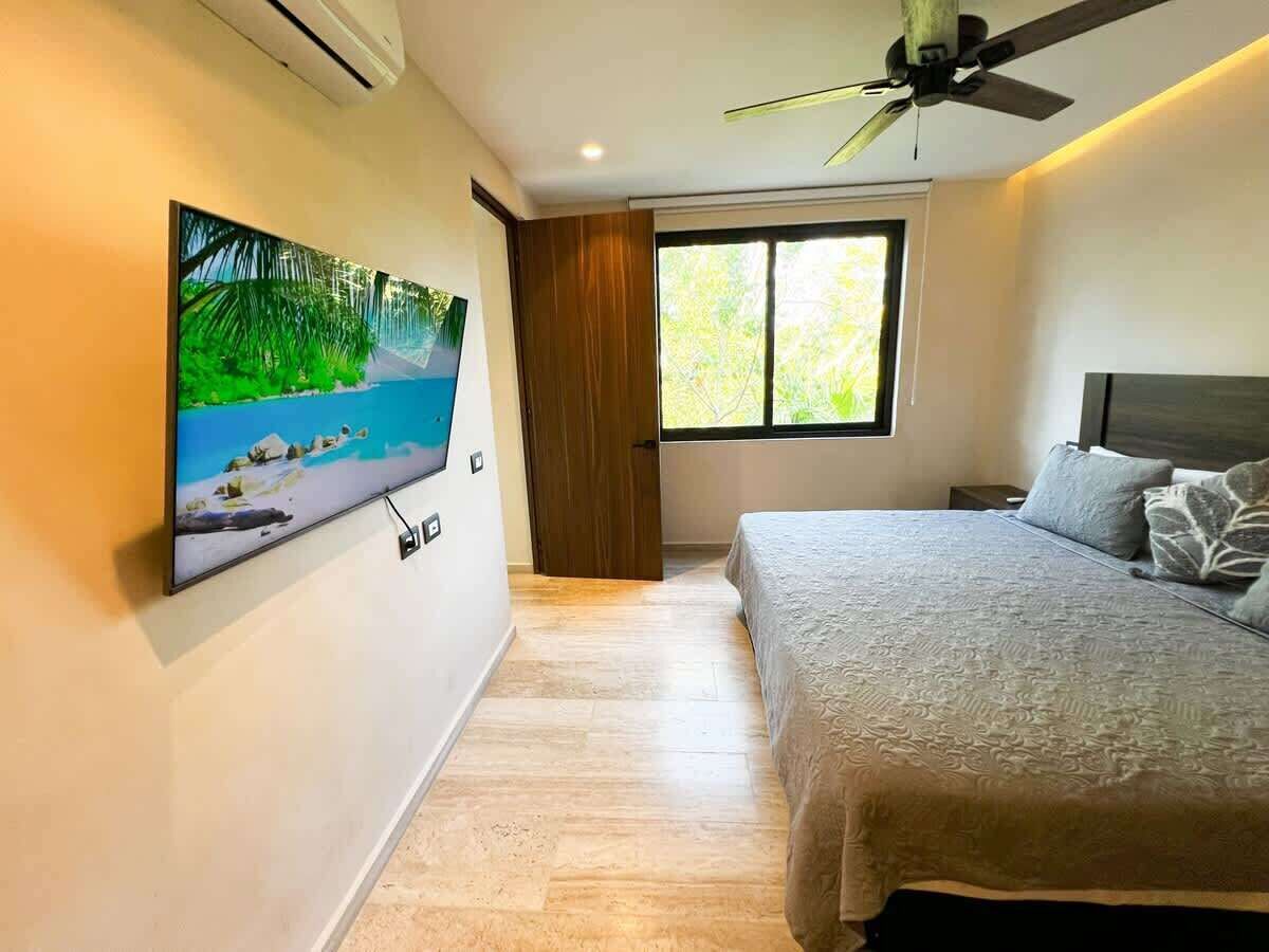 Tabla de planchar con plancha, wifi gratis, ropa de cama