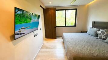 Tabla de planchar con plancha, wifi gratis, ropa de cama