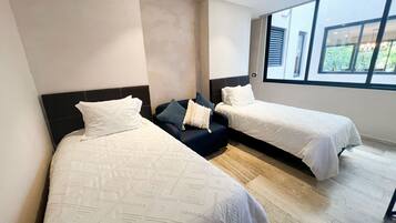 3 bedrooms, desk, free WiFi, bed sheets