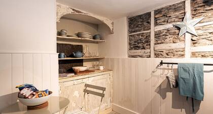 The Shambles – Port Isaac – Sleeps Four – Off Site Parking