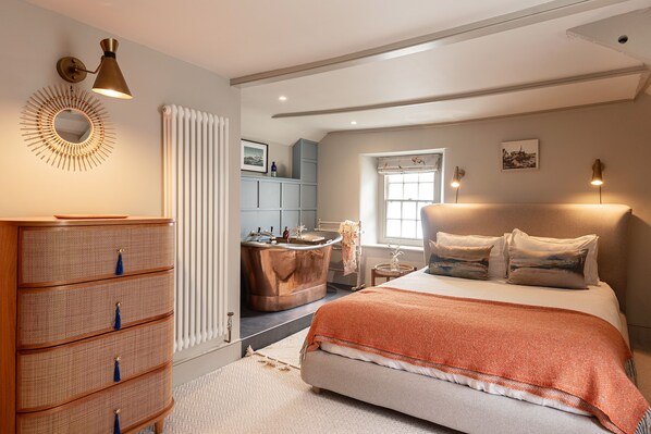 2 bedrooms, desk, iron/ironing board, WiFi