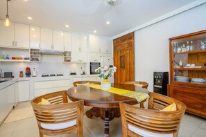 Basic House | Private kitchen | Fridge, microwave, oven, stovetop - Villa Mangga (Legian)