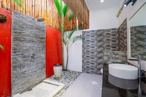 Basic House | Bathroom | Shower, free toiletries, hair dryer, bidet - Villa Mangga (Legian)