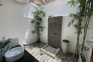 Basic House | Bathroom | Shower, free toiletries, hair dryer, bidet