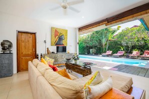 Basic House | Living area | 32-inch TV with digital channels - Villa Mangga (Legian)