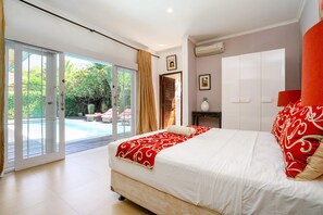 Basic House | 2 bedrooms, desk, laptop workspace, iron/ironing board - Villa Mangga (Legian)