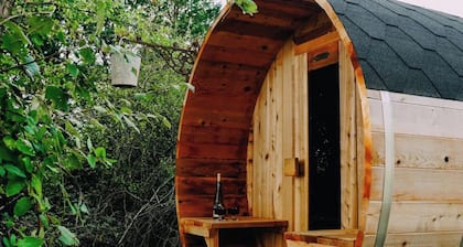 1 Bed Tiny House Sleeps 2 -Hot Tub -Coal Fireplace